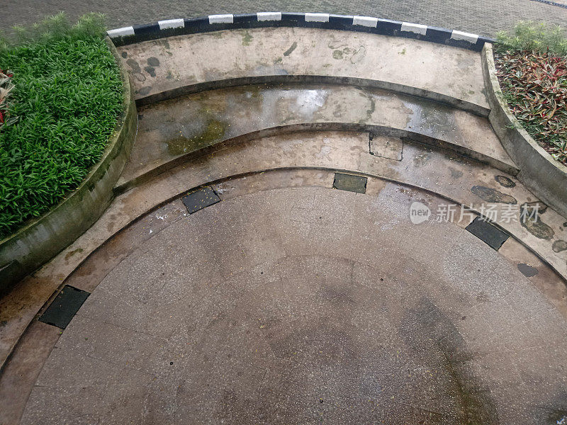 雨后露台或花园地板