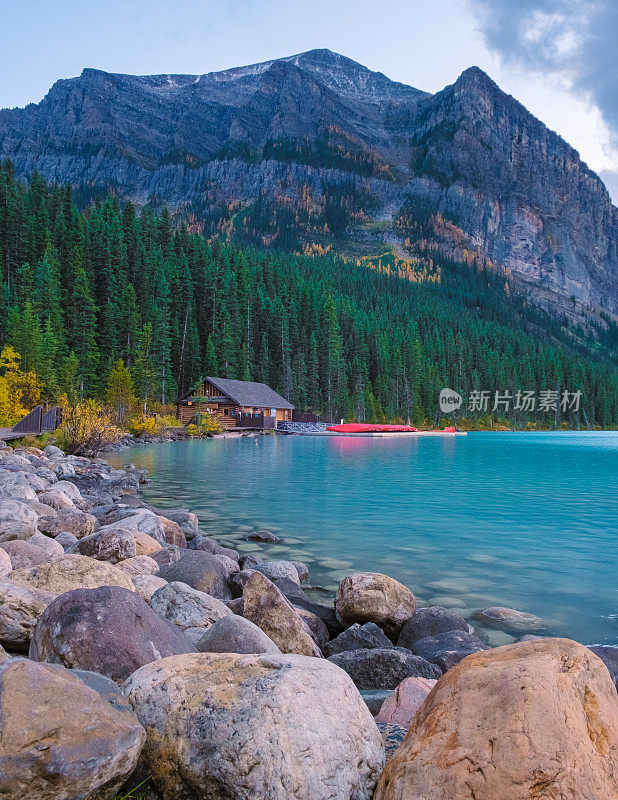 露易丝湖加拿大落基山脉班夫国家公园，美丽的秋季景观标志性的露易丝湖