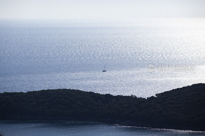 亚得里亚海海面上的帆船。巴尔干半岛。从上面看。黑山。