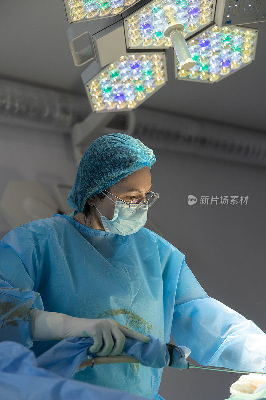 整形外科医生做抽脂手术。
