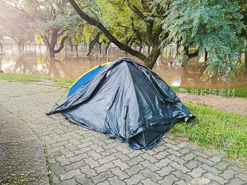 洪水过后，巴西南部阿雷格里港无家可归者在街上搭帐篷
