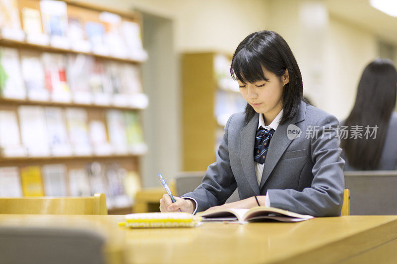 在图书馆学习的高中女生