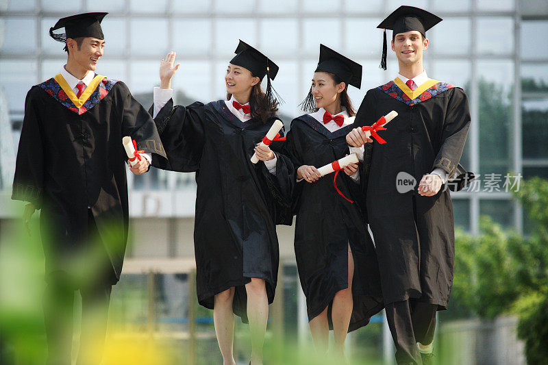 四个身穿学士服的大学生