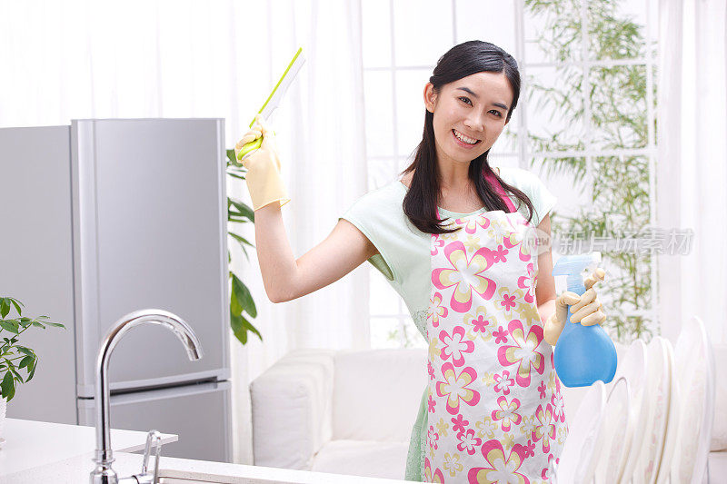 一个人年轻女人在厨房打扫卫生
