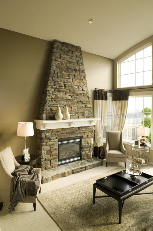一座漂亮的豪宅里的客厅里有一座石头壁炉