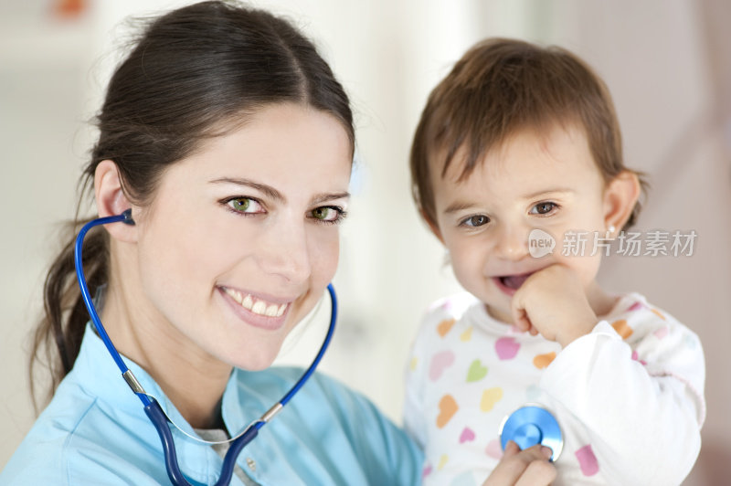 快乐的儿科医生和宝宝