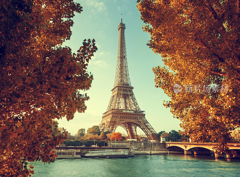 秋天的巴黎塞纳河和埃菲尔铁塔