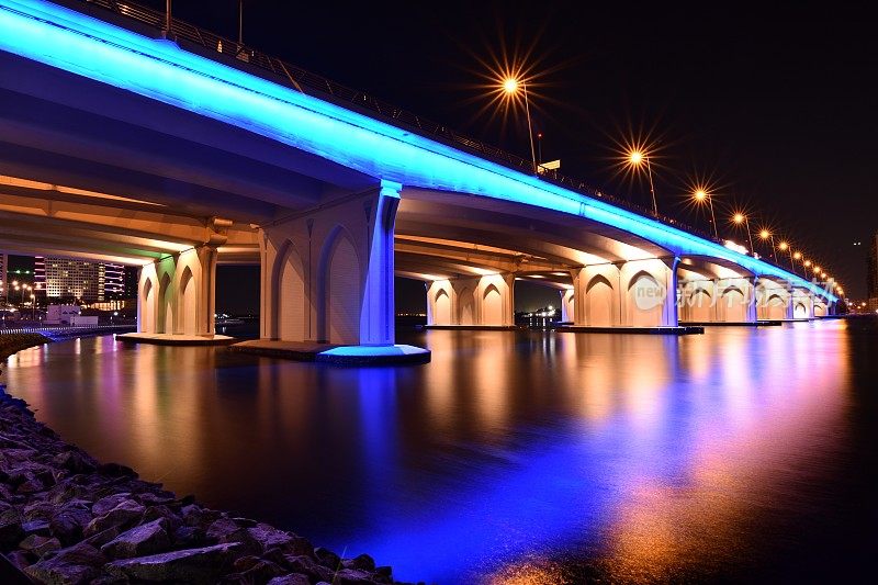 商业海湾大桥和夜间步行，迪拜，阿联酋
