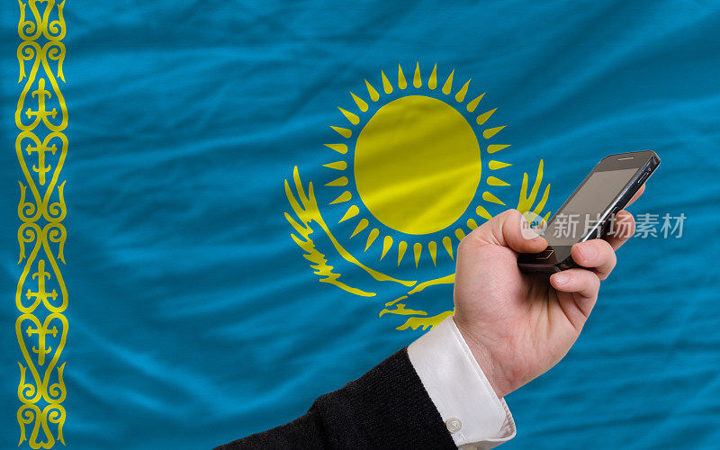 手机在哈萨克斯坦国旗前