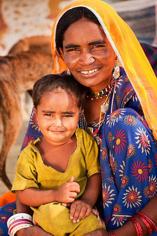 印度吉卜赛妇女抱着她的孩子