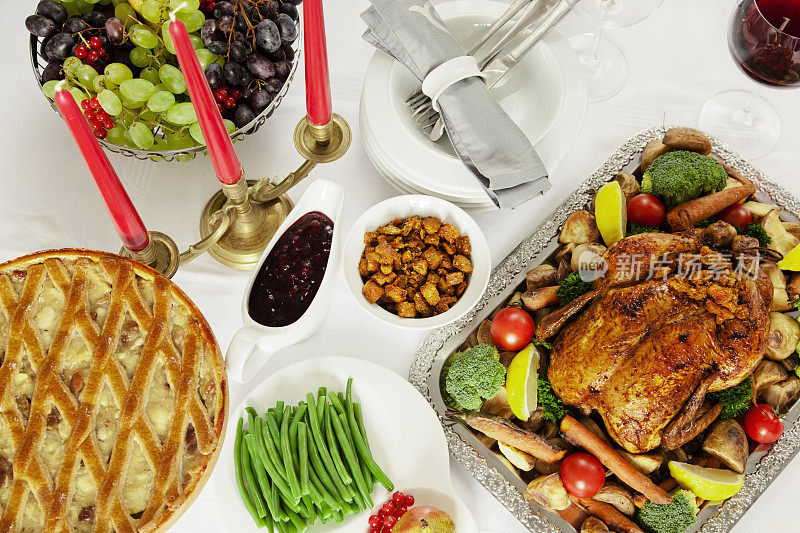 感恩节晚餐塞满火鸡和配菜