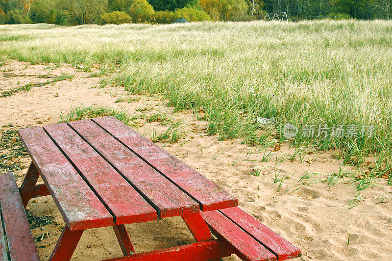威斯康辛州苏必利尔湖海滩上的野餐桌