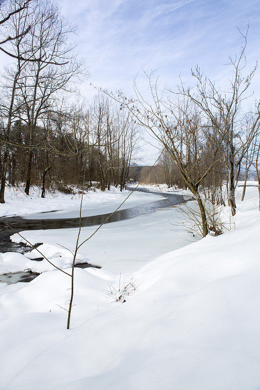 寒冷的山区河流后，一场冬季暴风雪垂直