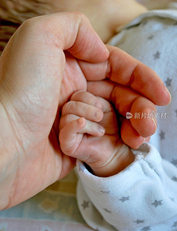 新生女婴的手