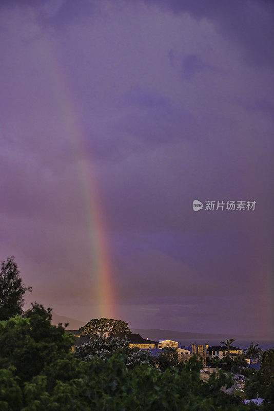 紫色的天空和彩虹