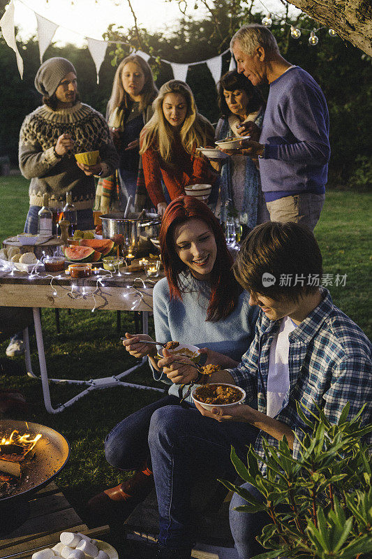 在游园会上享用美食