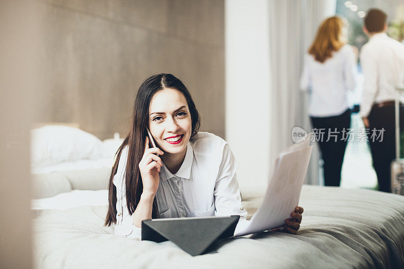 女商人在电话里