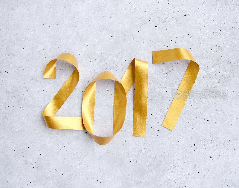 新年贺卡与发光的金色纸数字2017