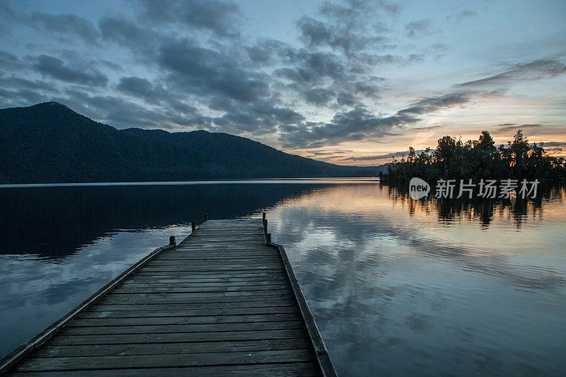 美丽的山湖景观