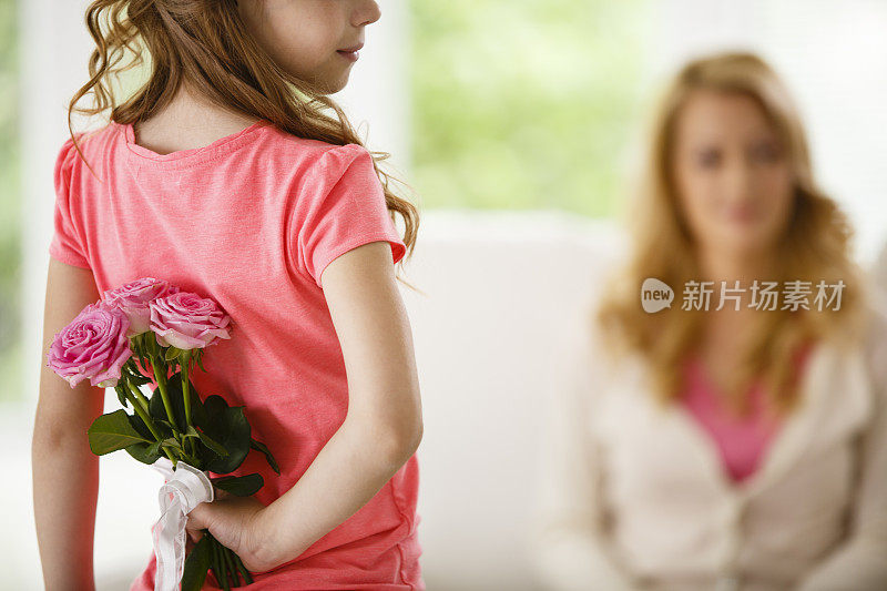 女孩背后捧着一束玫瑰，惊诧母亲
