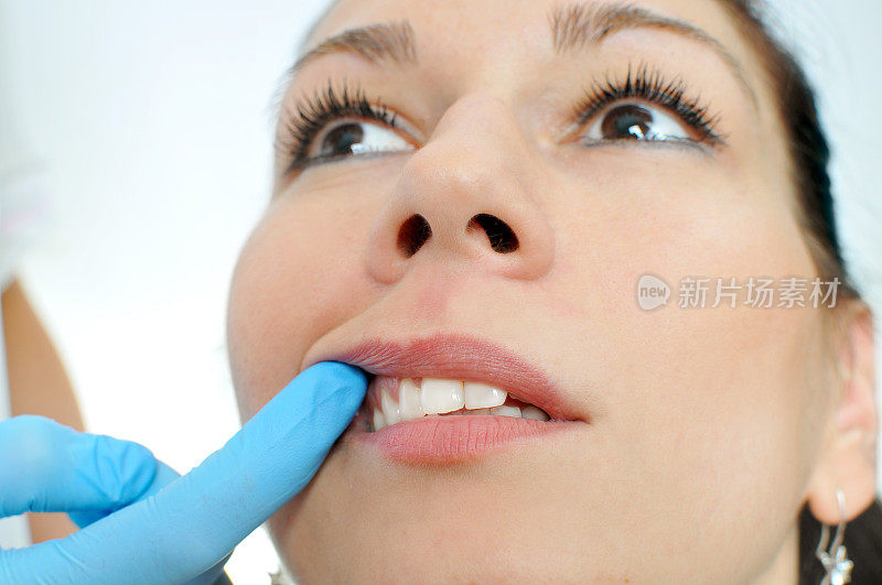 牙医检查-检查病人的口腔和牙齿