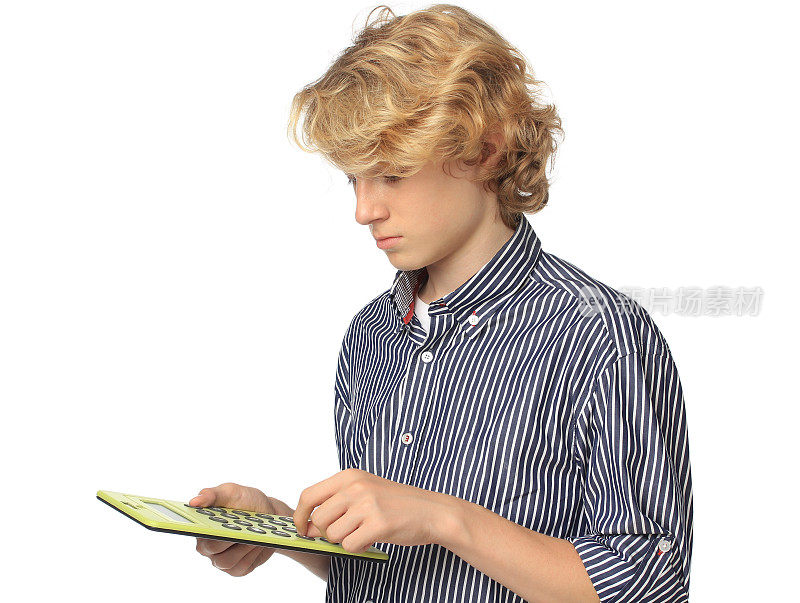 一个十几岁的男孩拿着大计算器。