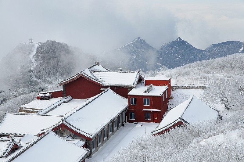 泰山在雪中