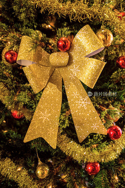 新年树上金色的圣诞装饰