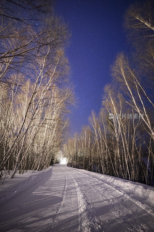 星空和雪路