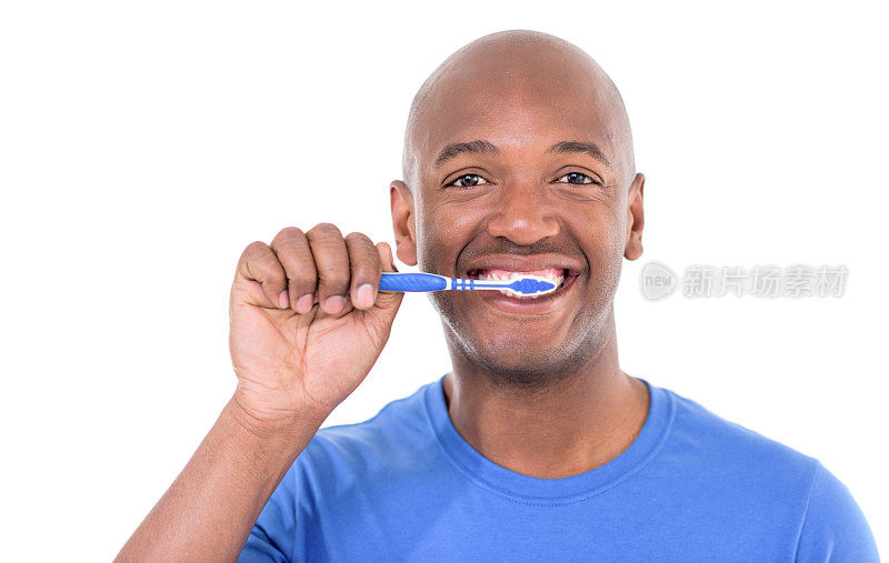 一个正在刷牙的黑人