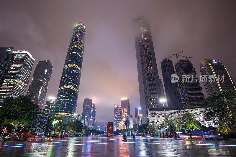 雨天中的华城广场