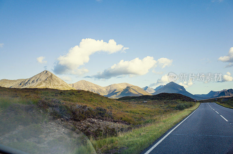 苏格兰斯凯的开阔道路和山脉