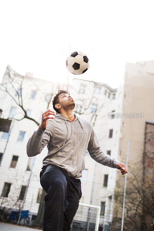 年轻人在玩足球