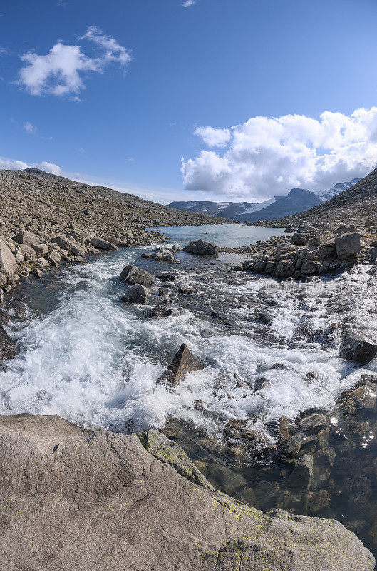 徒步穿越Jotunheimen国家公园的小溪