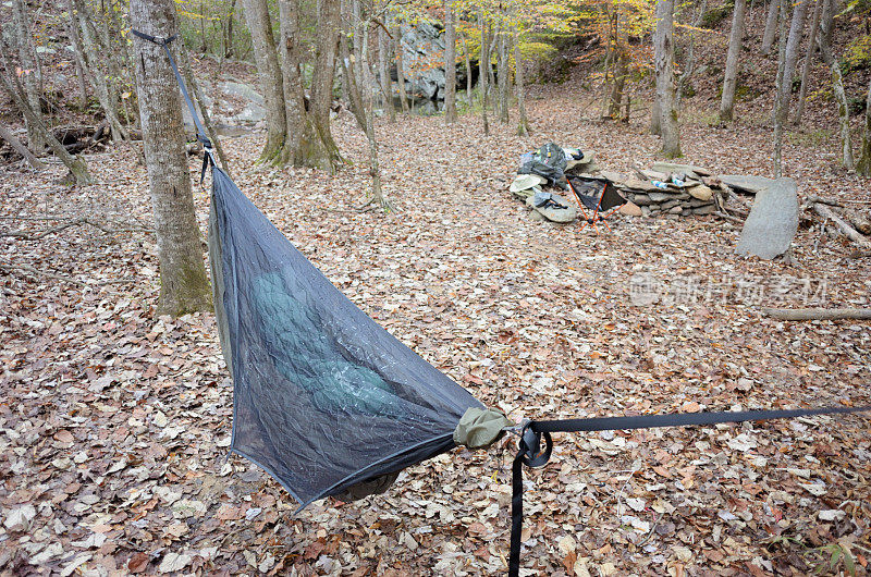 现代露营吊床在荒野营地与小溪