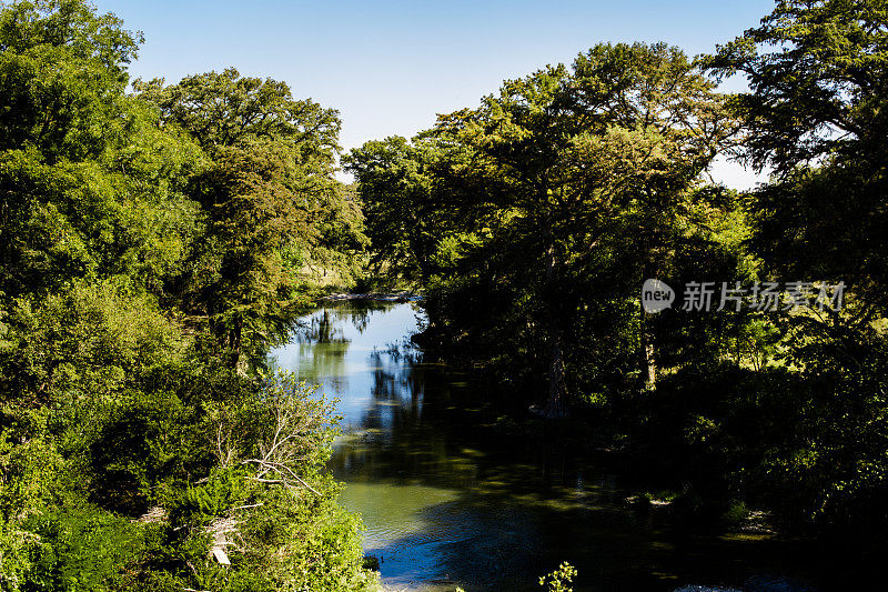 美国德克萨斯州瓜达卢佩河。春、夏季节。