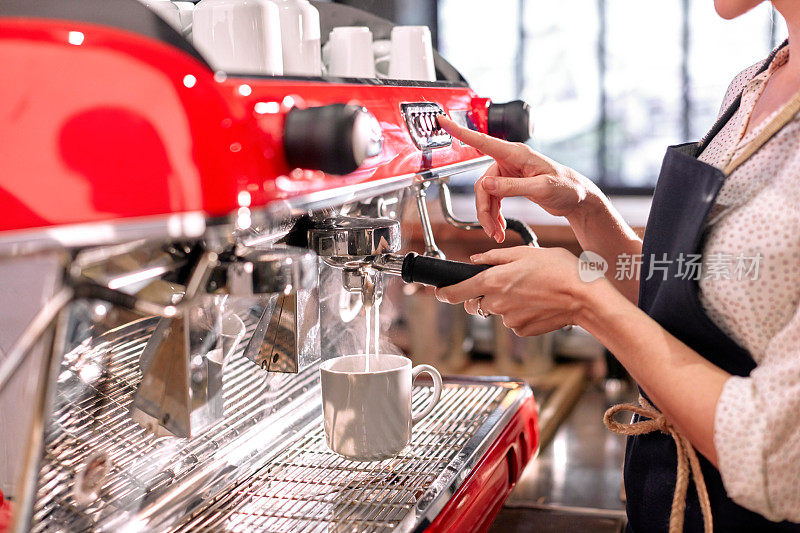 咖啡师在咖啡店使用浓缩咖啡机