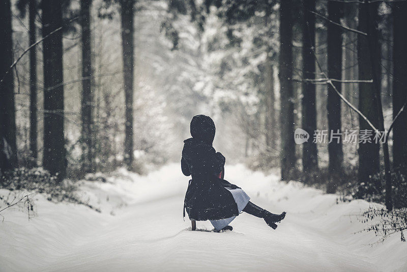 年轻女子红色复古椅子雪地森林