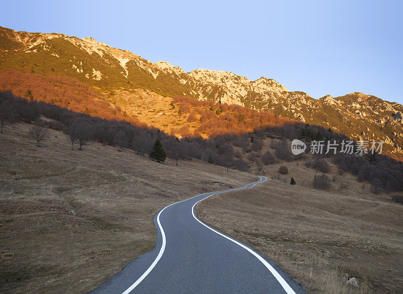 黎明的山路