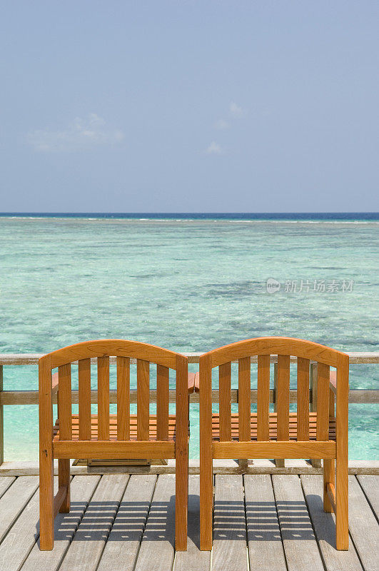 靠近海滩附近甲板上的椅子