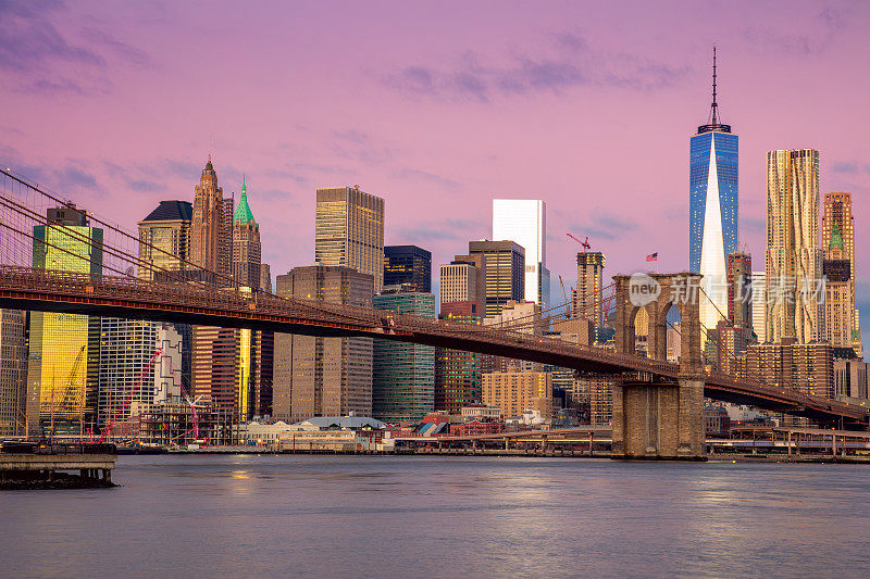 日出的颜色，布鲁克林大桥和曼哈顿，纽约市，