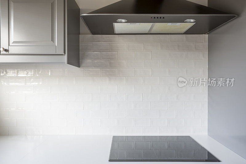 白色瓷砖的厨房