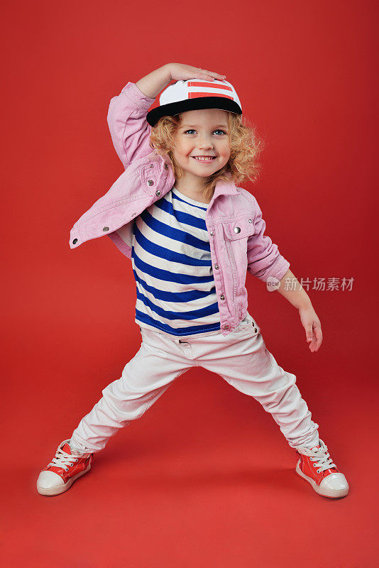 一个穿着时髦衣服的可爱小女孩的肖像