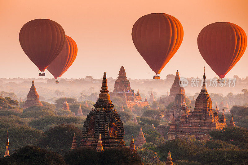 蒲甘平原上的气球在一个雾蒙蒙的早晨，缅甸