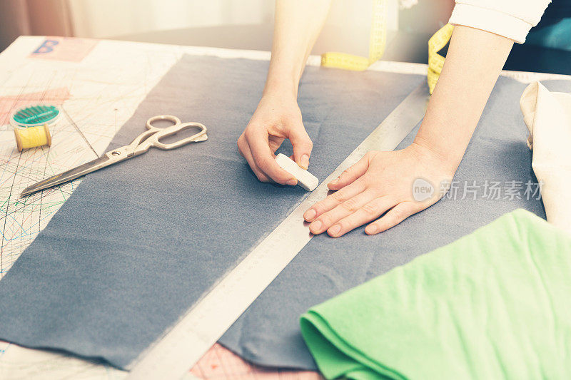 裁缝职业——用粉笔在布料上划线