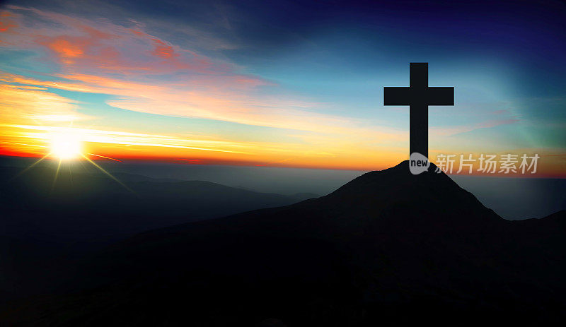 日落时分，山上的基督十字架