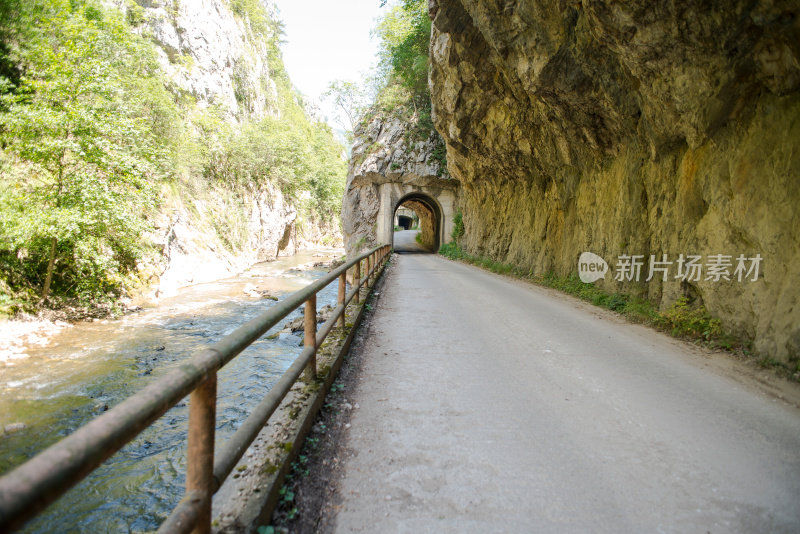 山河景观有岩石、岩石圈峡谷