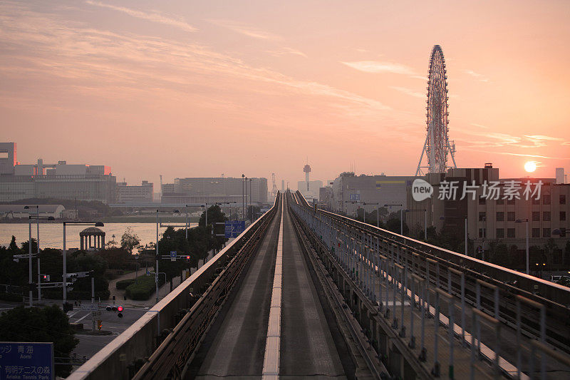 日本单轨日落景观