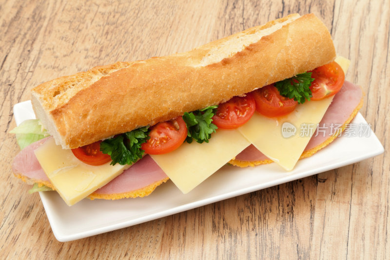 新鲜的火腿，奶酪和法式长棍面包沙拉三明治