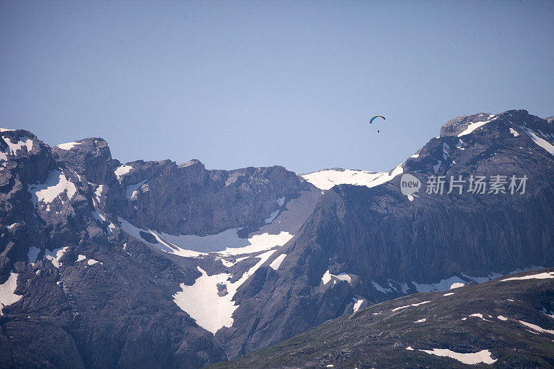 瑞士高空滑翔伞在阿尔卑斯山，山峰